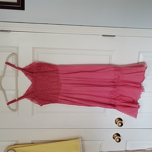 🔴SOLD🔴 Vintage Vanity Fair Hand Dyed Slip in Viva Magenta Size 34 - Picture 4 of 16